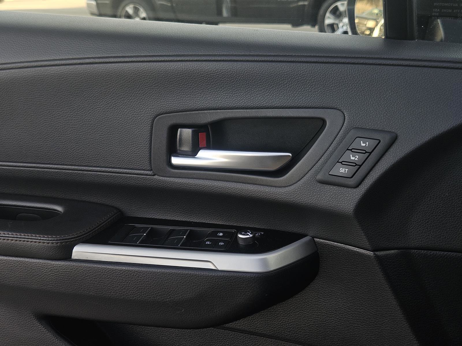 Used 2025 Toyota Sienna Limited image 28