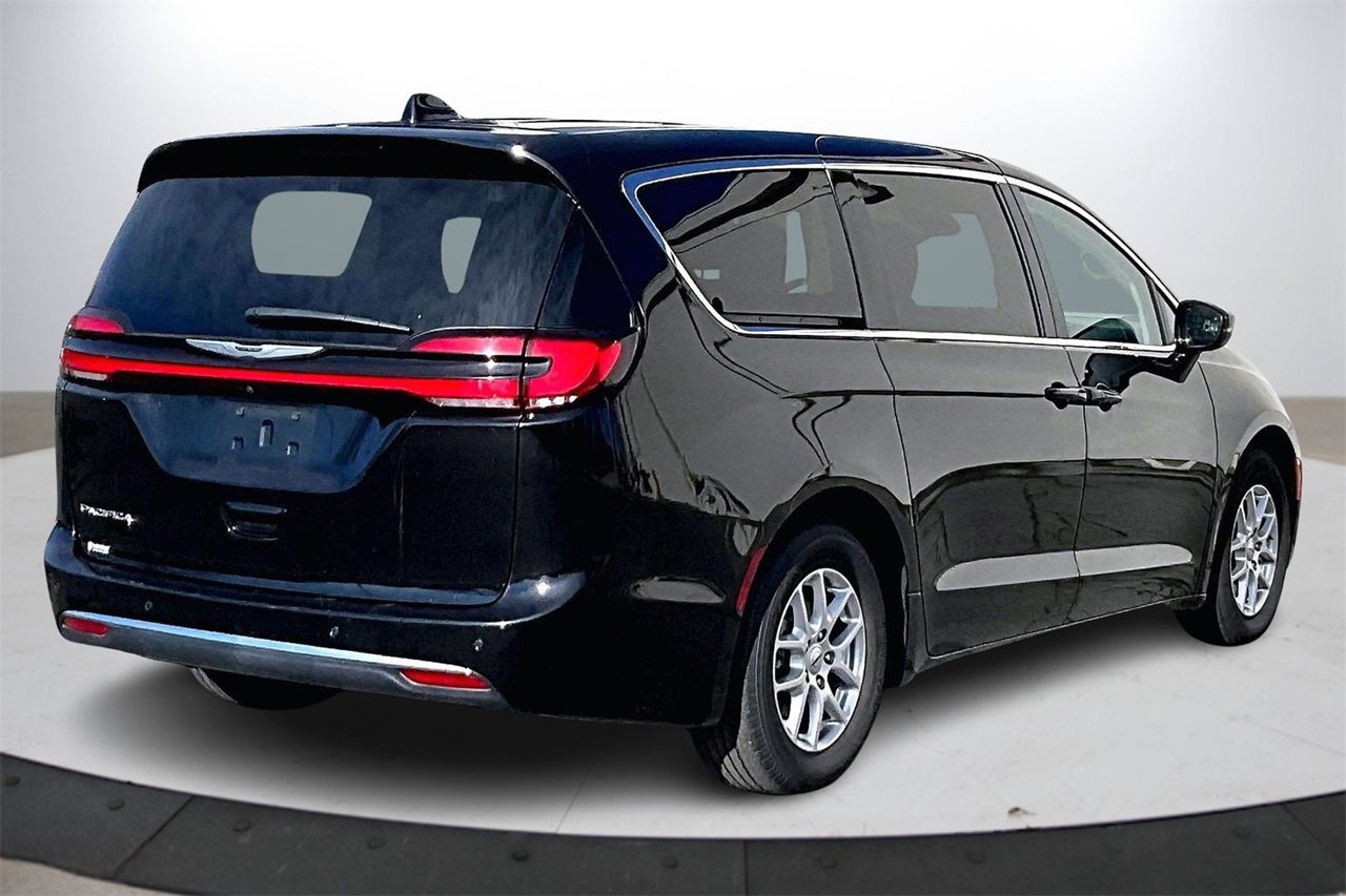 Certified 2024 Chrysler Pacifica Touring-L image 9