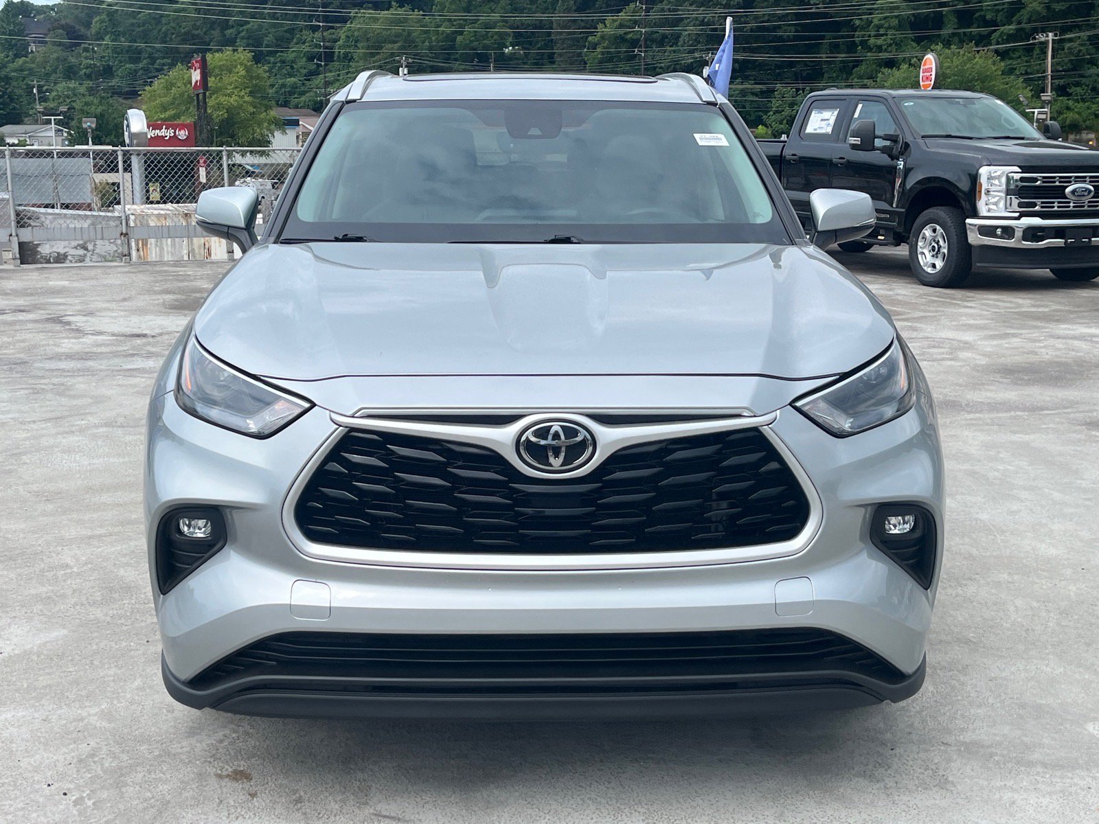 Used 2022 Toyota Highlander XLE AWD/4WD image 5