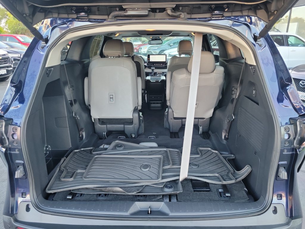 Used 2025 Toyota Sienna XLE w/ XLE Plus Package FWD image 11