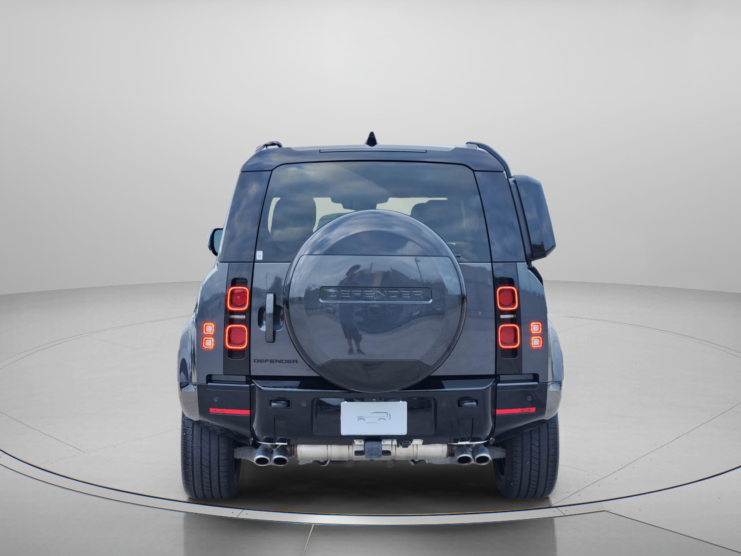 Certified 2025 Land Rover Defender 110 X-Dynamic SE image 4