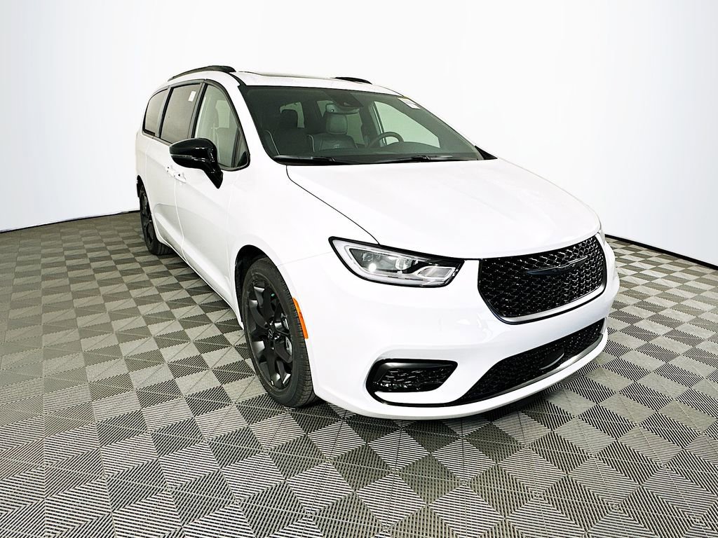 New 2026 Chrysler Pacifica Limited w/ Uconnect Theater Family Group image 2