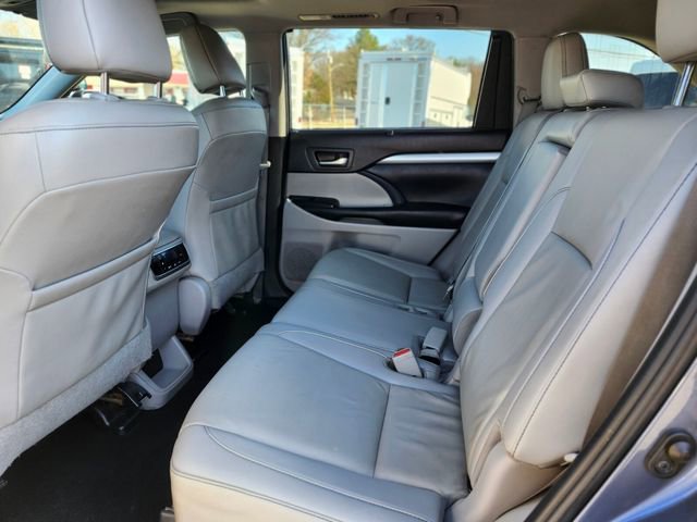 Used 2019 Toyota Highlander XLE AWD/4WD image 16