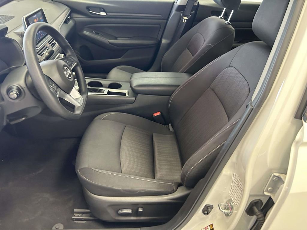 Used 2025 Nissan Altima 2.5 SV FWD image 14