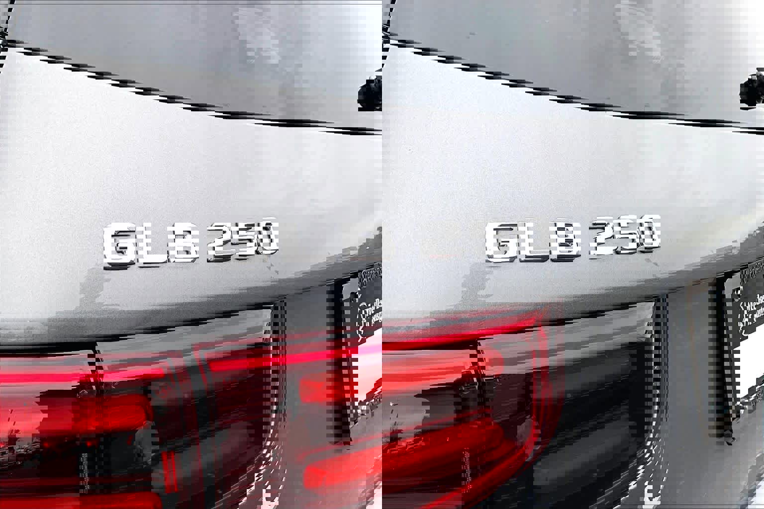 Used 2025 Mercedes-Benz GLB 250 4MATIC image 10