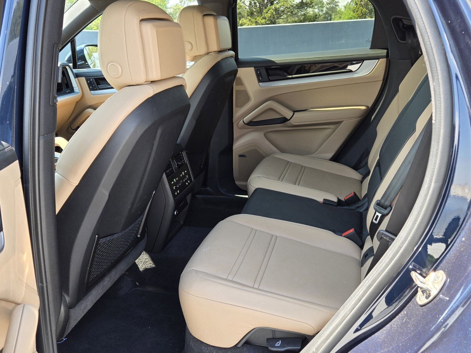 Used 2025 Porsche Cayenne Coupe image 4