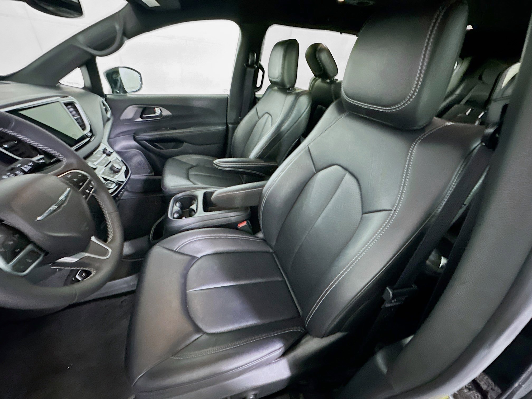 Used 2025 Chrysler Pacifica Select FWD image 13