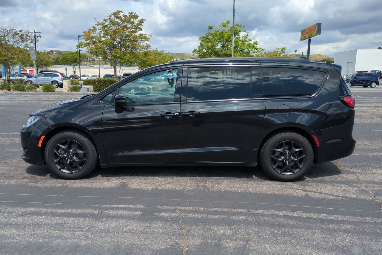 Used 2018 Chrysler Pacifica Limited image 9