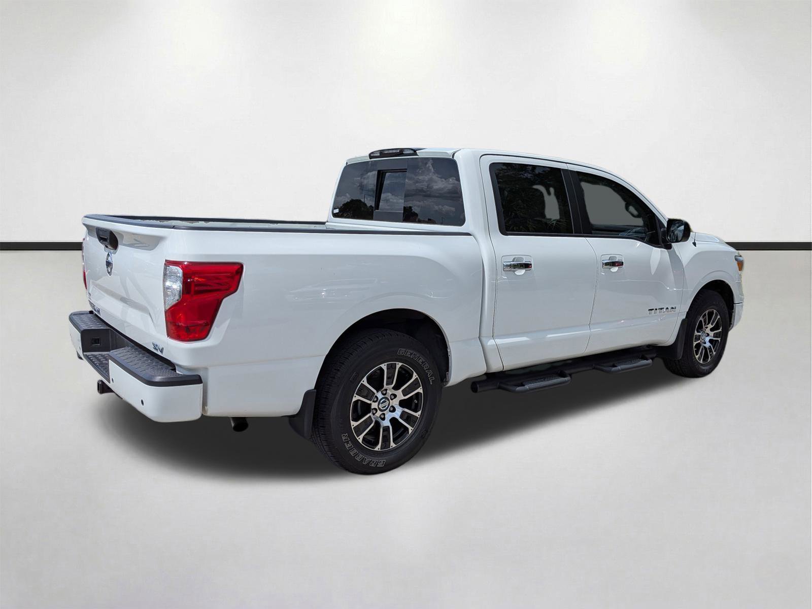 Used 2021 Nissan Titan SV w/ SV Convenience Package image 4