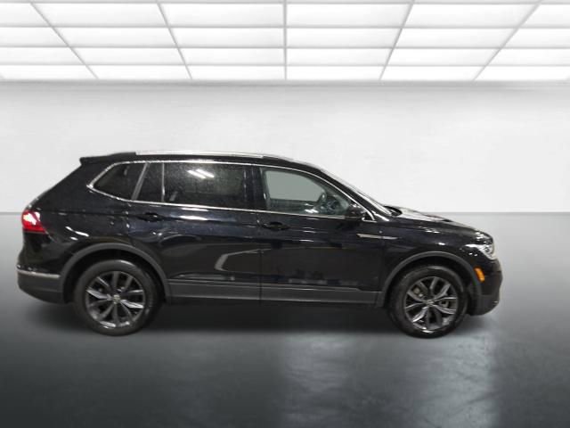 Used 2023 Volkswagen Tiguan SE w/ Panoramic Sunroof Package image 3