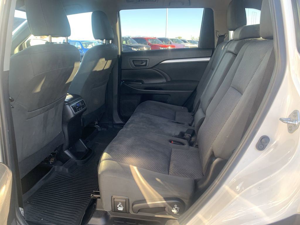 Used 2019 Toyota Highlander LE image 23