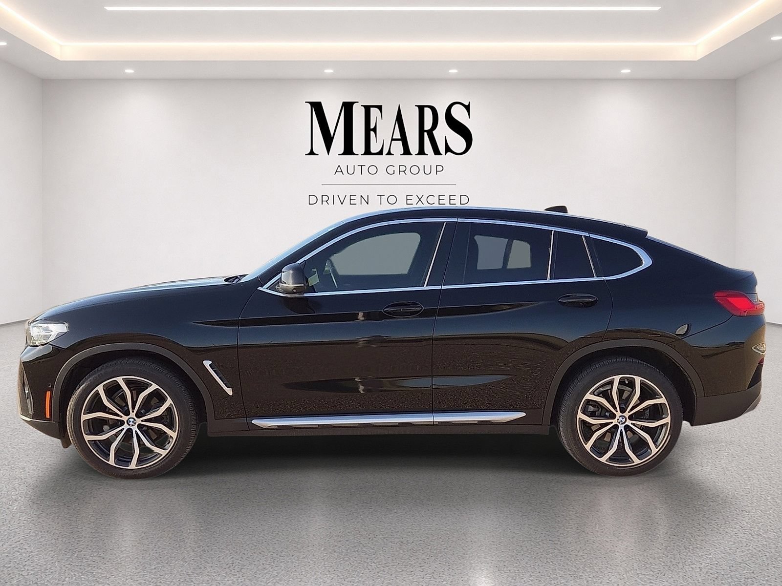 Used 2022 BMW X4 xDrive30i w/ Parking Assistance Package AWD/4WD image 2