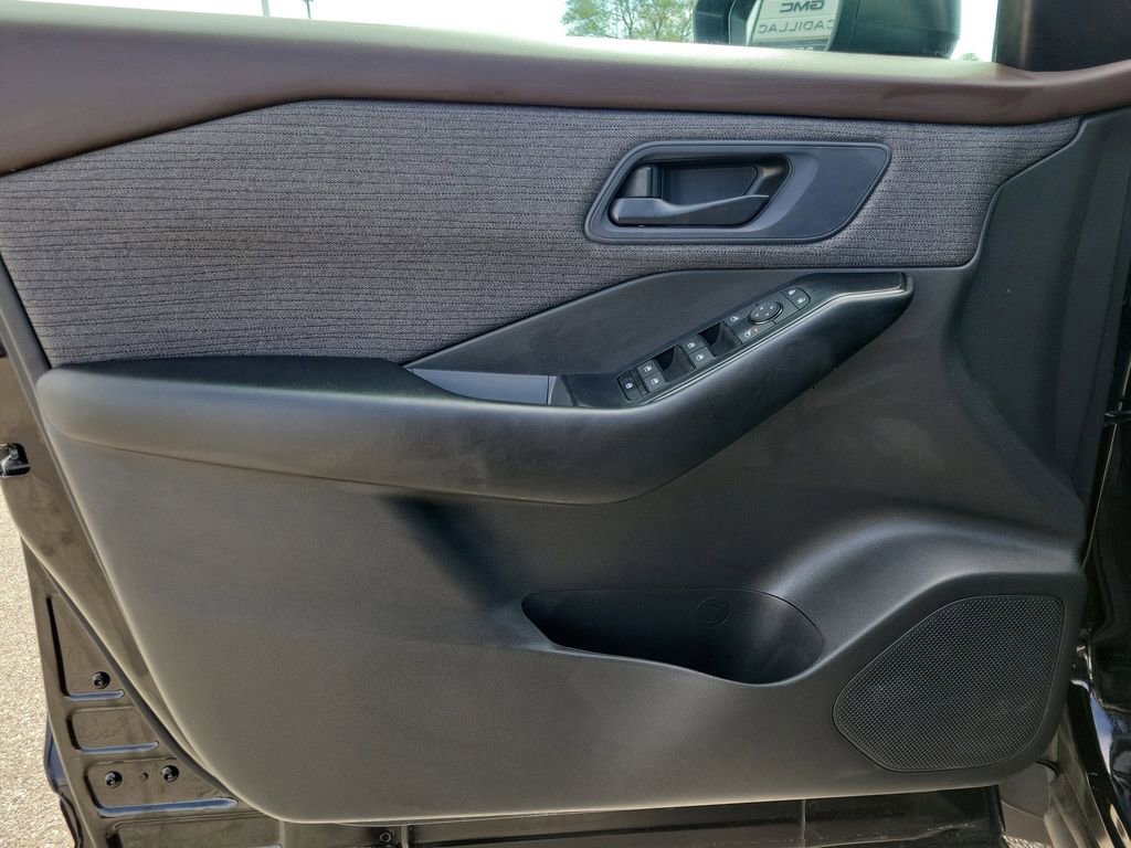 Used 2023 Nissan Rogue S AWD/4WD image 13