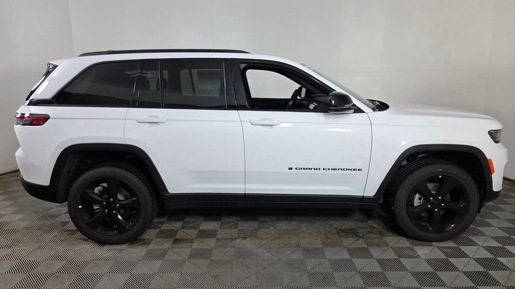 New 2025 Jeep Grand Cherokee Altitude image 8