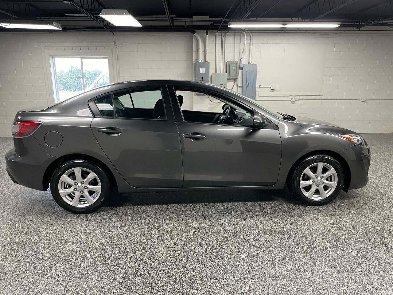 Used 2011 MAZDA MAZDA3 i Touring FWD image 4