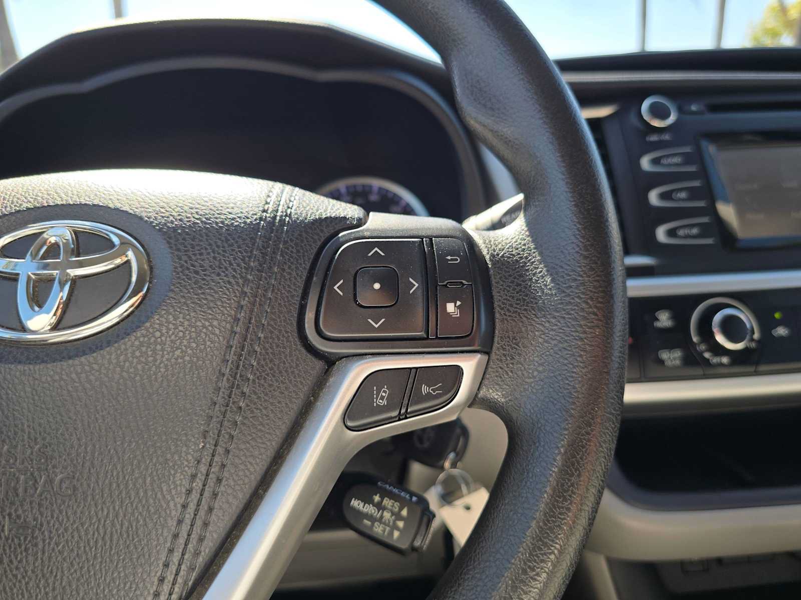 Used 2018 Toyota Highlander LE FWD image 29