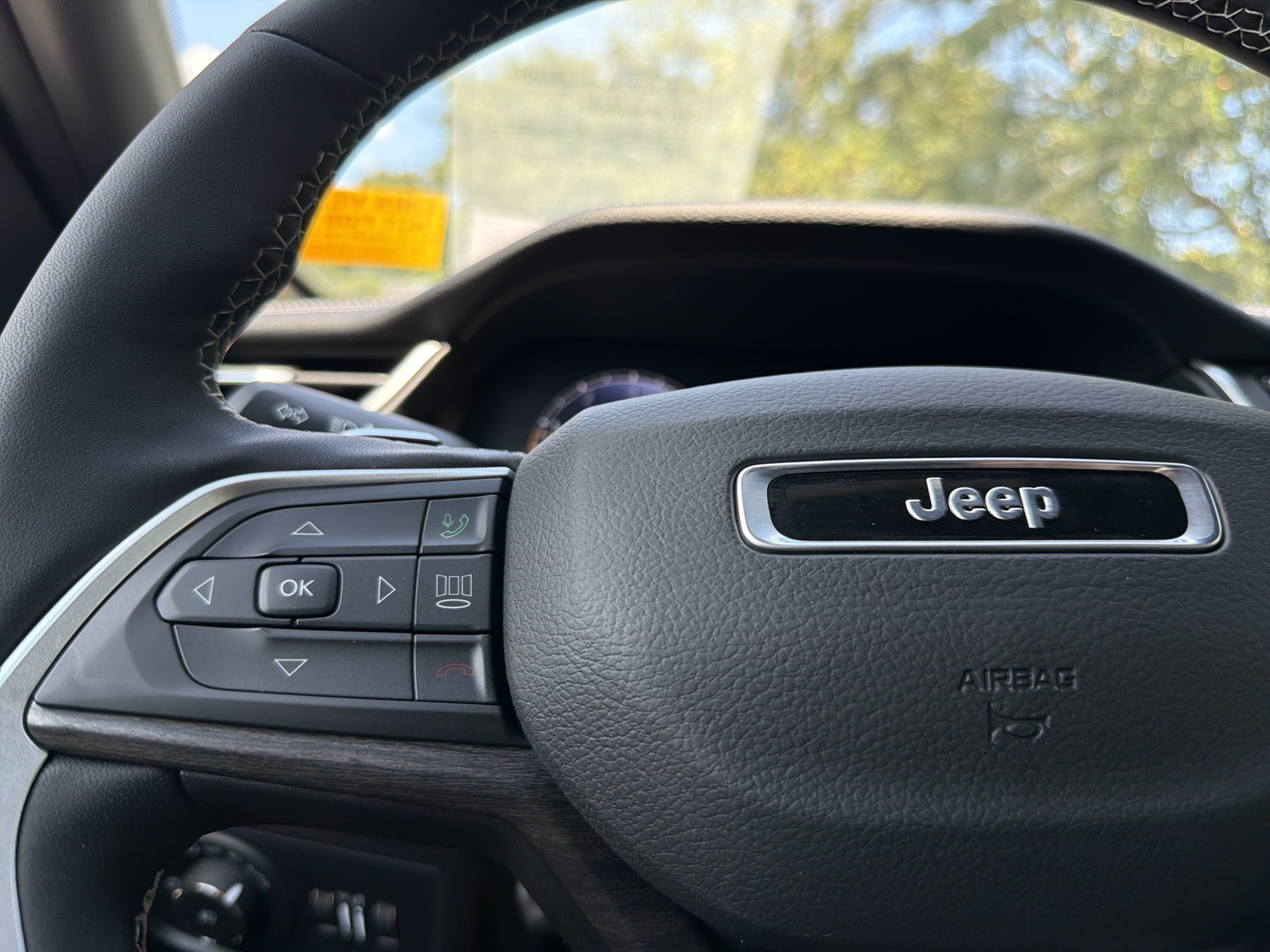 Used 2025 Jeep Grand Cherokee Limited w/ Luxury Tech Group II RWD image 28