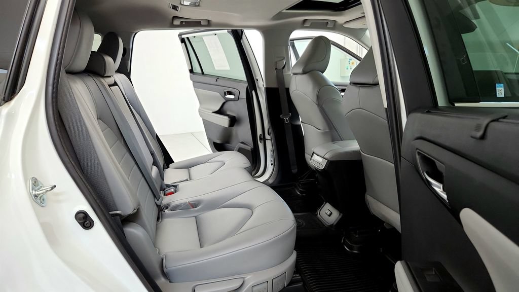 Used 2023 Toyota Highlander XLE AWD/4WD image 18
