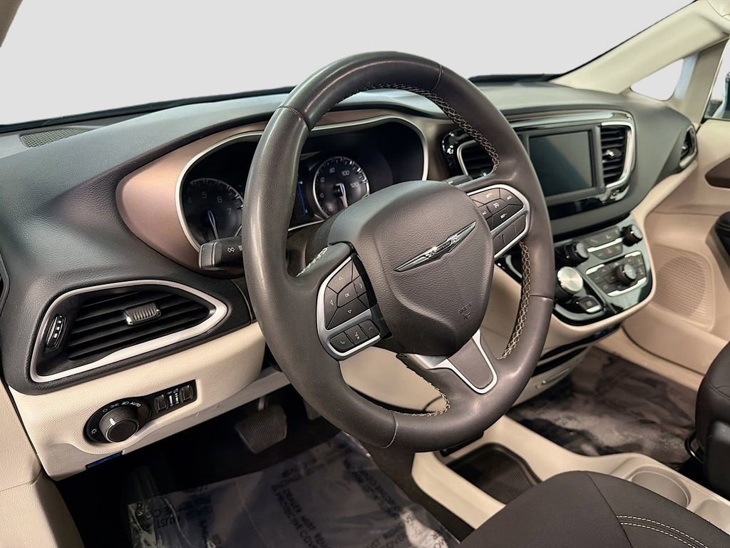 Used 2023 Chrysler Voyager LX image 9