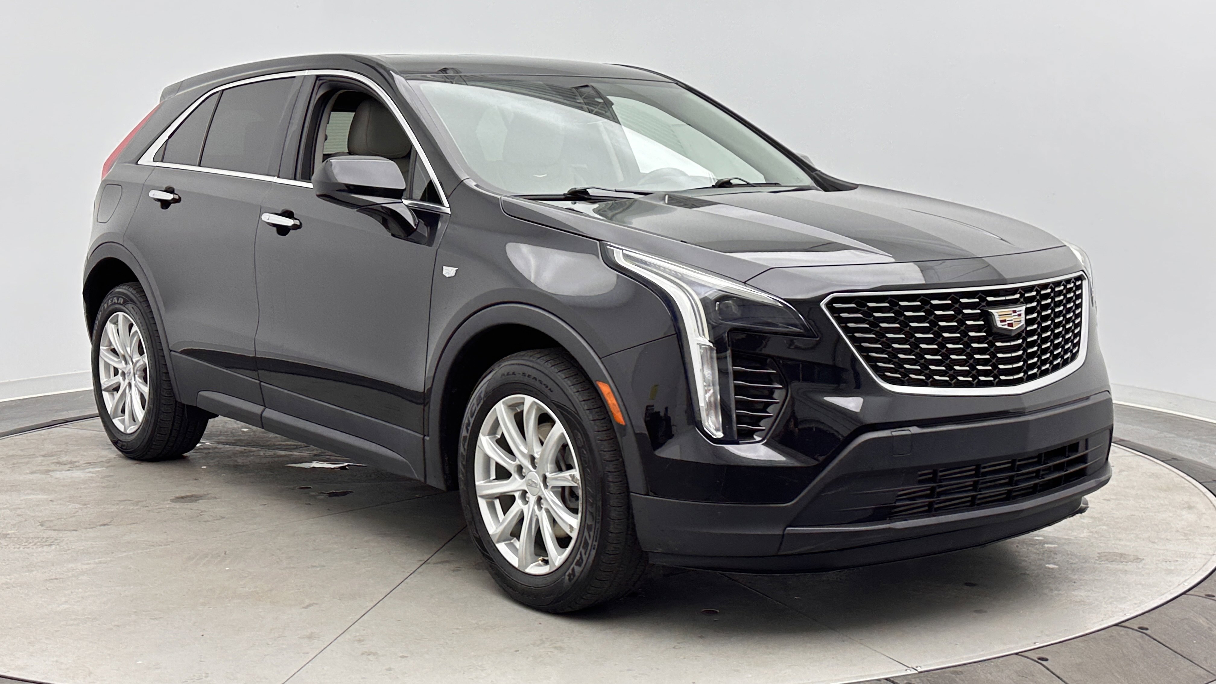 Used 2021 Cadillac XT4 Luxury w/ Cold Weather Package FWD image 3
