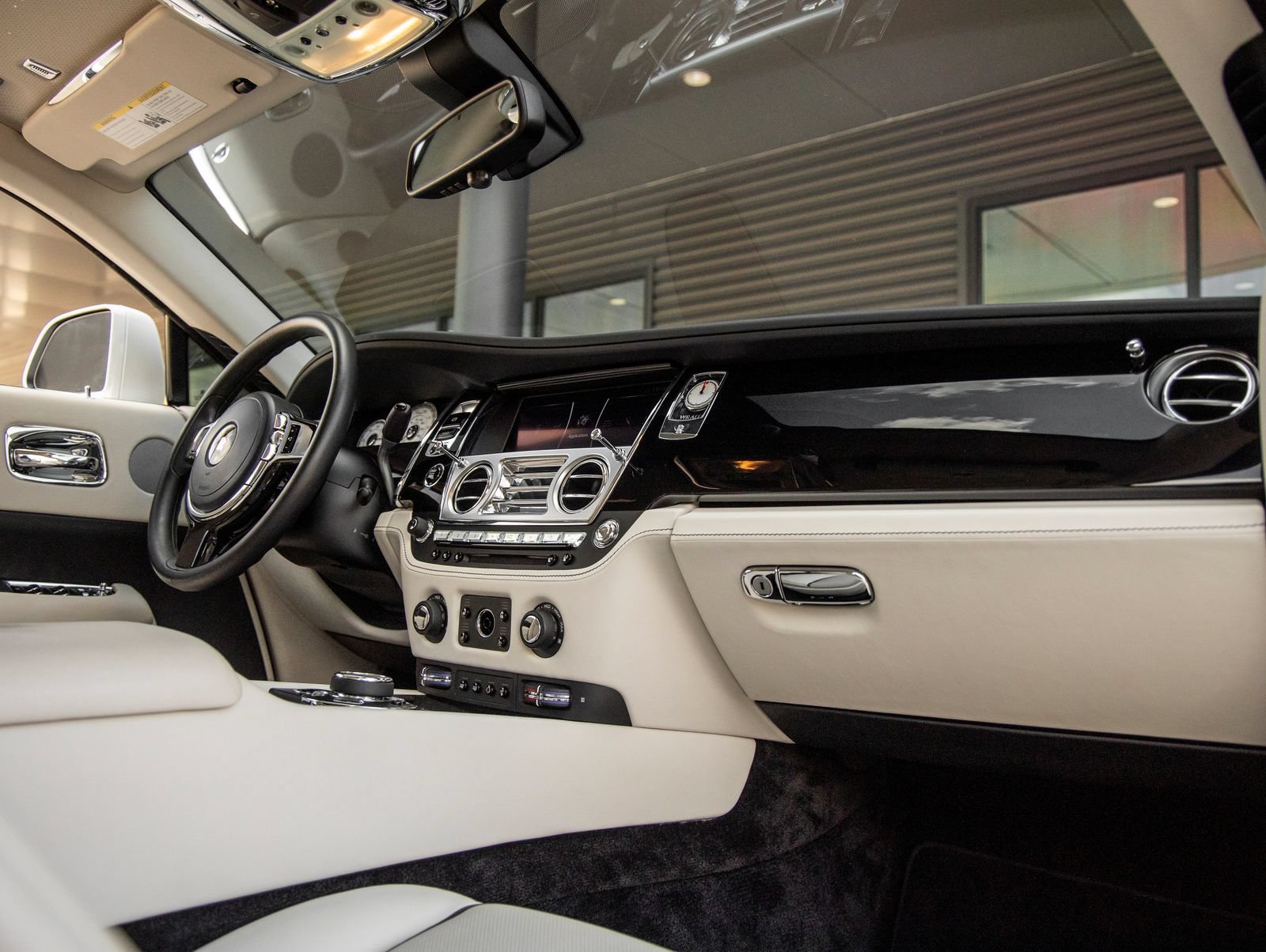 Used 2018 Rolls-Royce Wraith RWD image 46