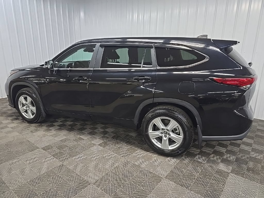 Used 2023 Toyota Highlander LE AWD/4WD image 4