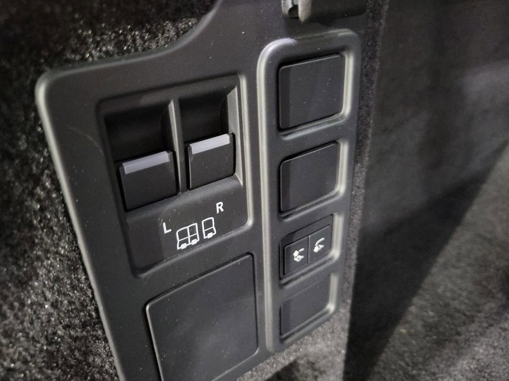 Certified 2024 Land Rover Discovery Dynamic SE image 31