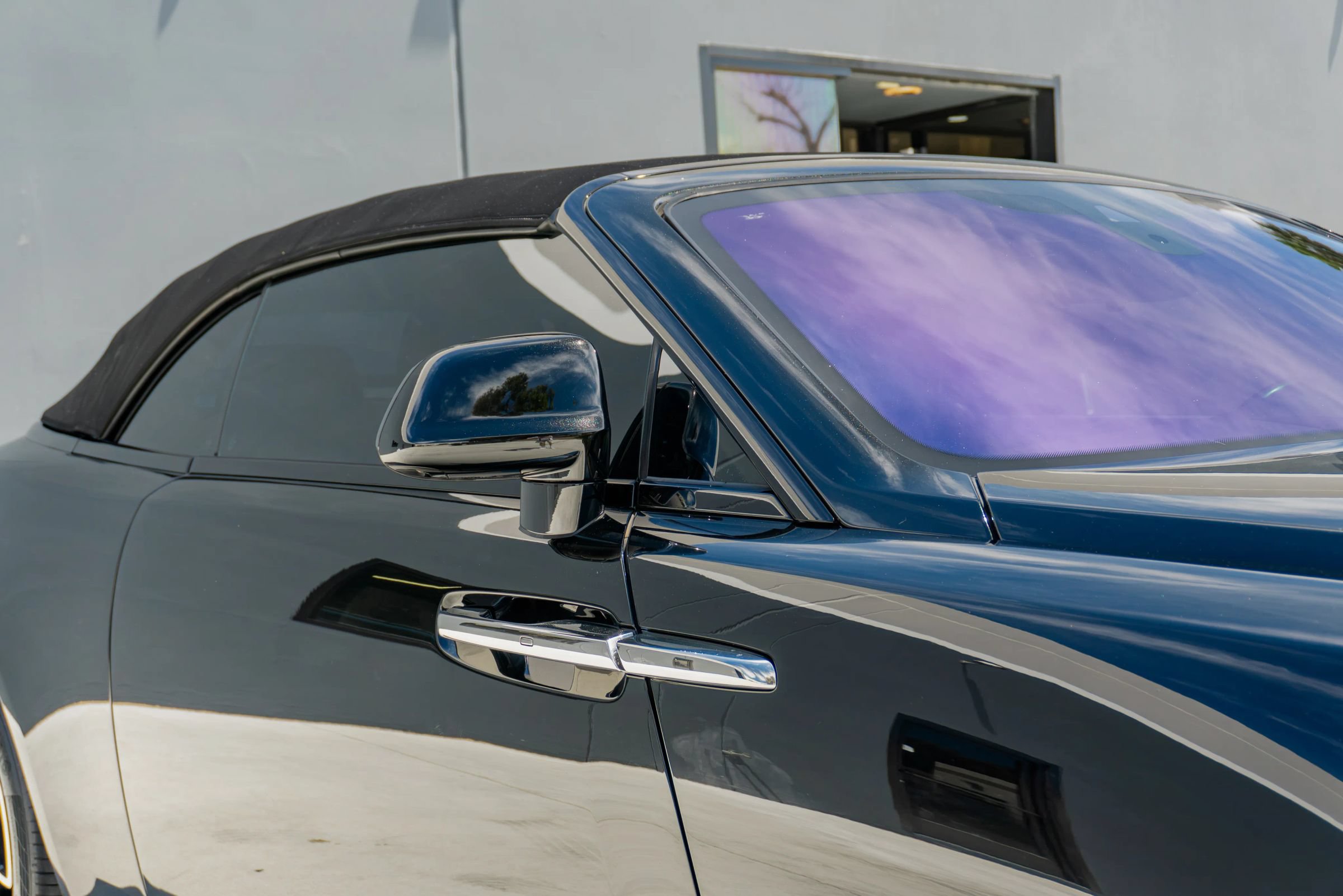 Used 2018 Rolls-Royce Dawn RWD image 31