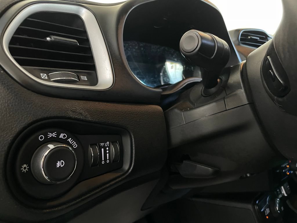 Used 2021 Jeep Renegade Latitude AWD/4WD image 25