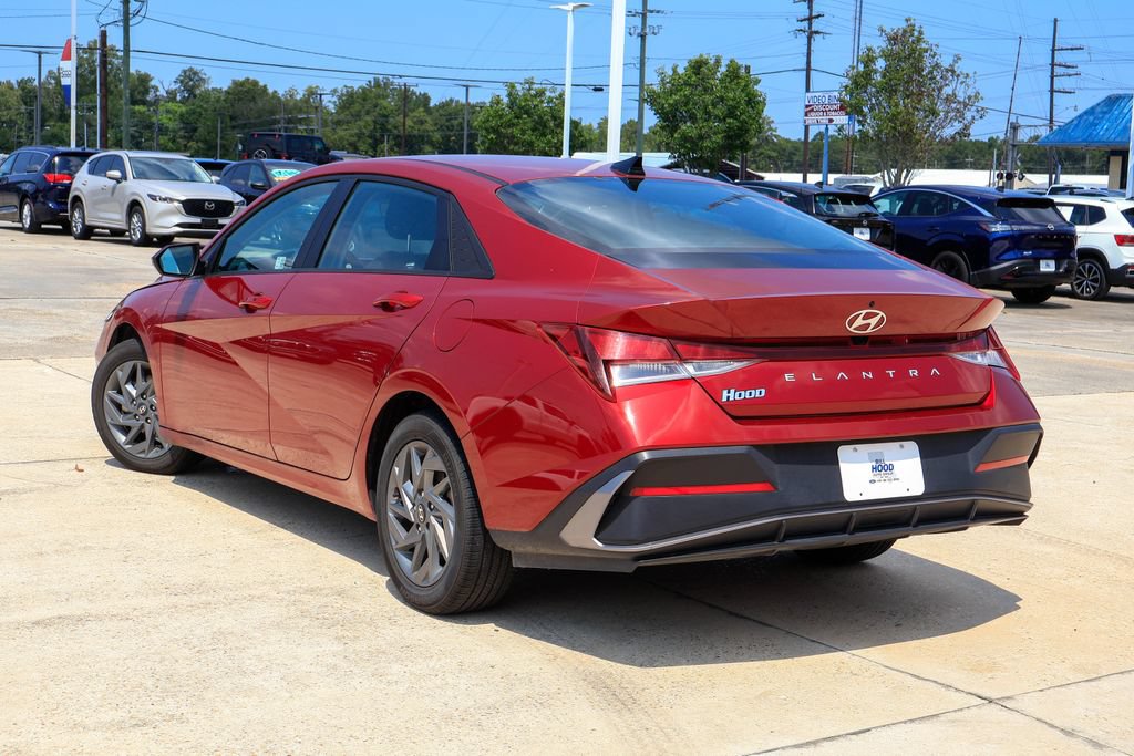 Used 2024 Hyundai Elantra SEL FWD image 2