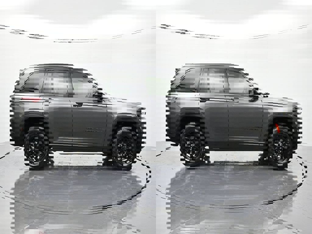 New 2025 Jeep Grand Cherokee Altitude image 4