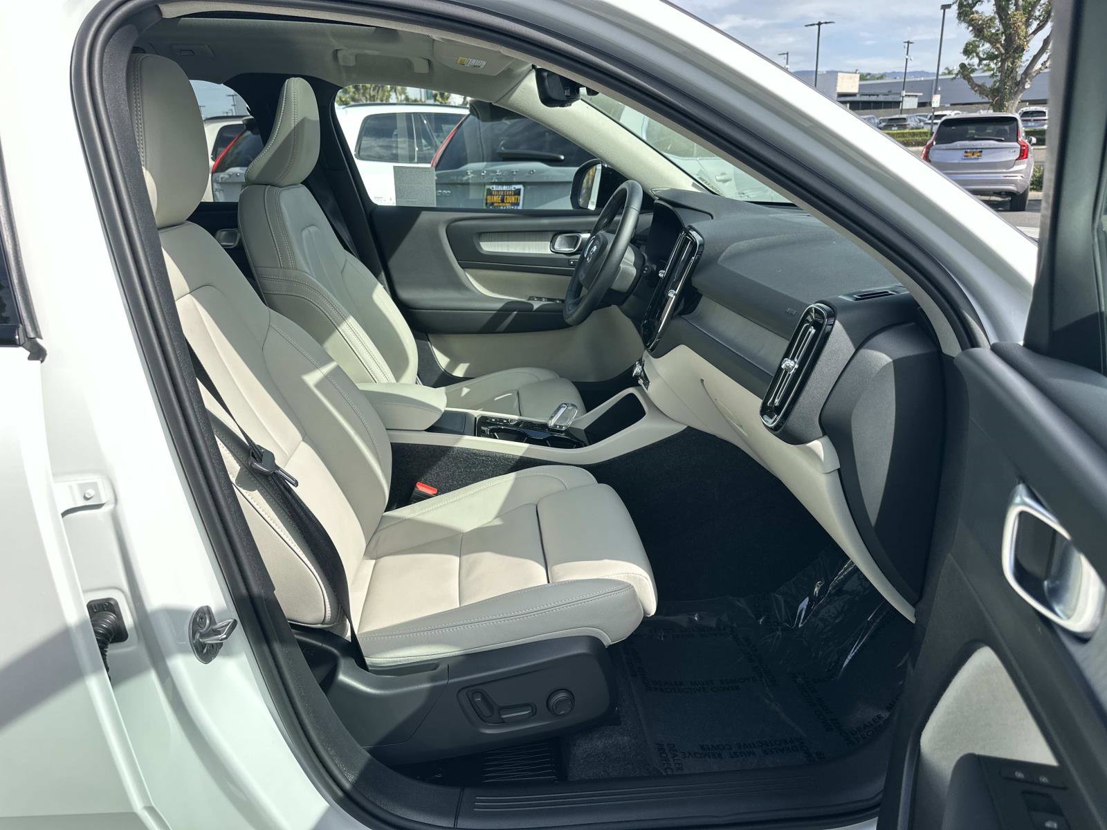 Certified 2026 Volvo XC40 B5 Plus w/ Protection Package Premier image 25