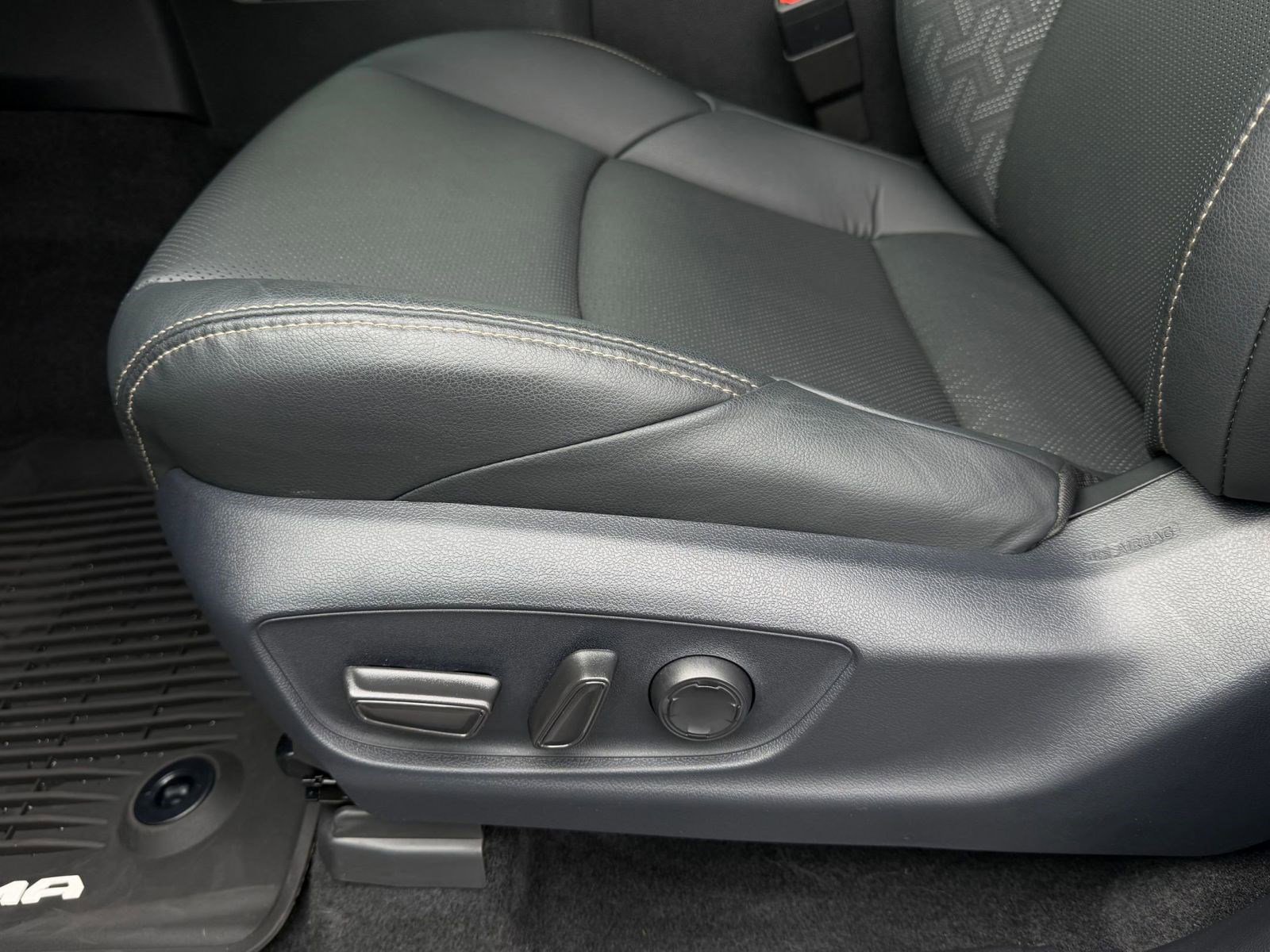 Used 2025 Toyota Tacoma Limited AWD/4WD image 13