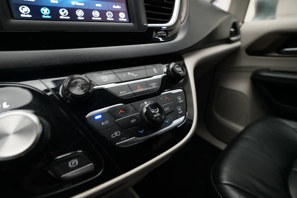 Used 2018 Chrysler Pacifica Touring-L image 22