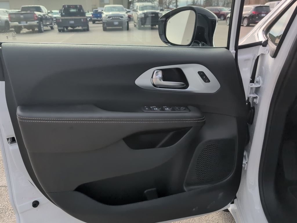 New 2026 Chrysler Pacifica Limited image 12