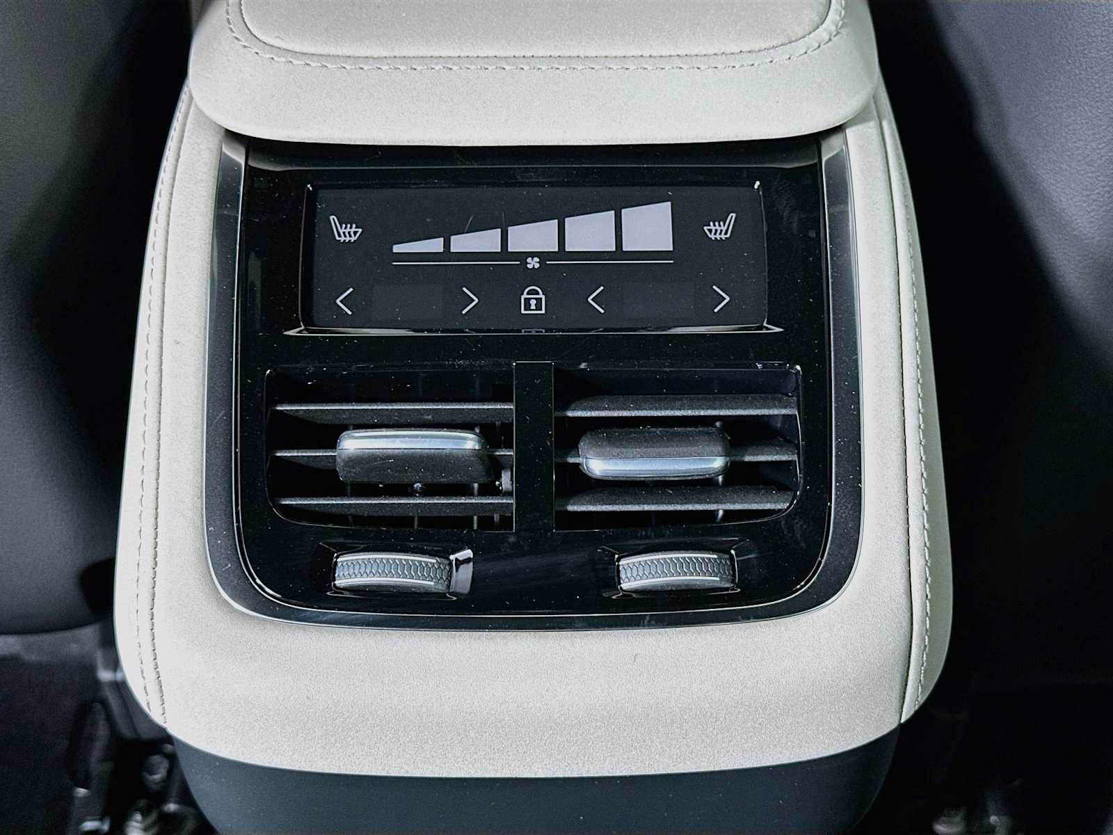 New 2027 Volvo XC90 B5 Core AWD/4WD image 23