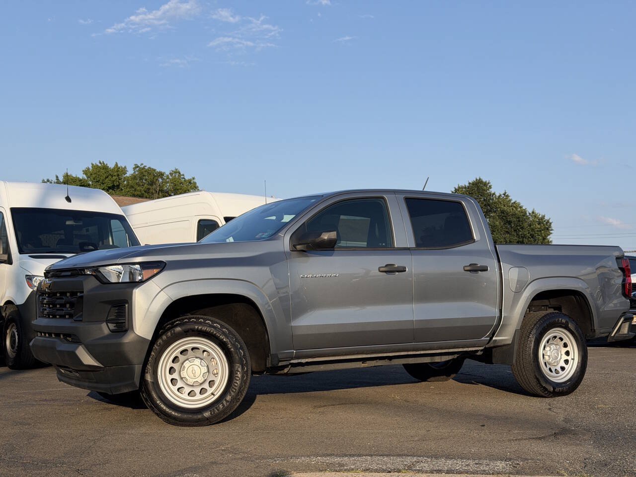 Used 2024 Chevrolet Colorado W/T RWD image 2