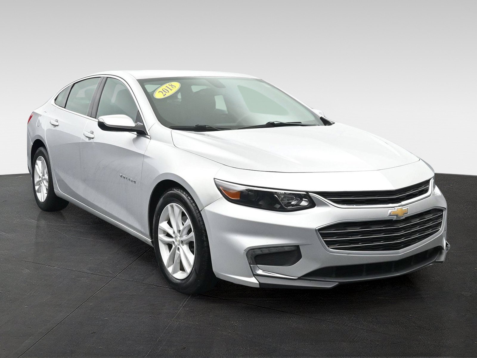 Used 2018 Chevrolet Malibu LT FWD image 2