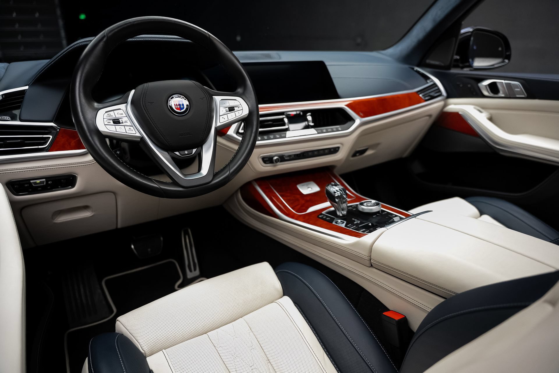 Used 2022 BMW ALPINA XB7 AWD/4WD image 2