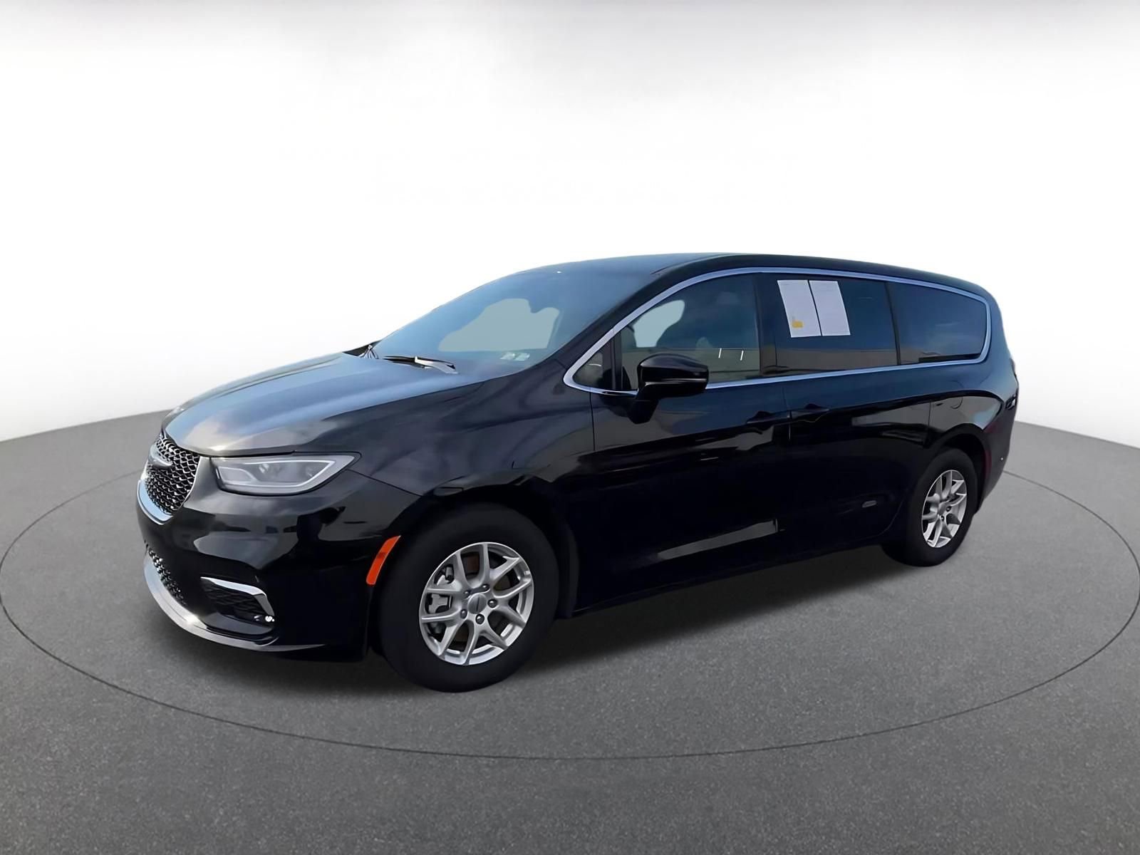 Used 2025 Chrysler Pacifica Select image 7