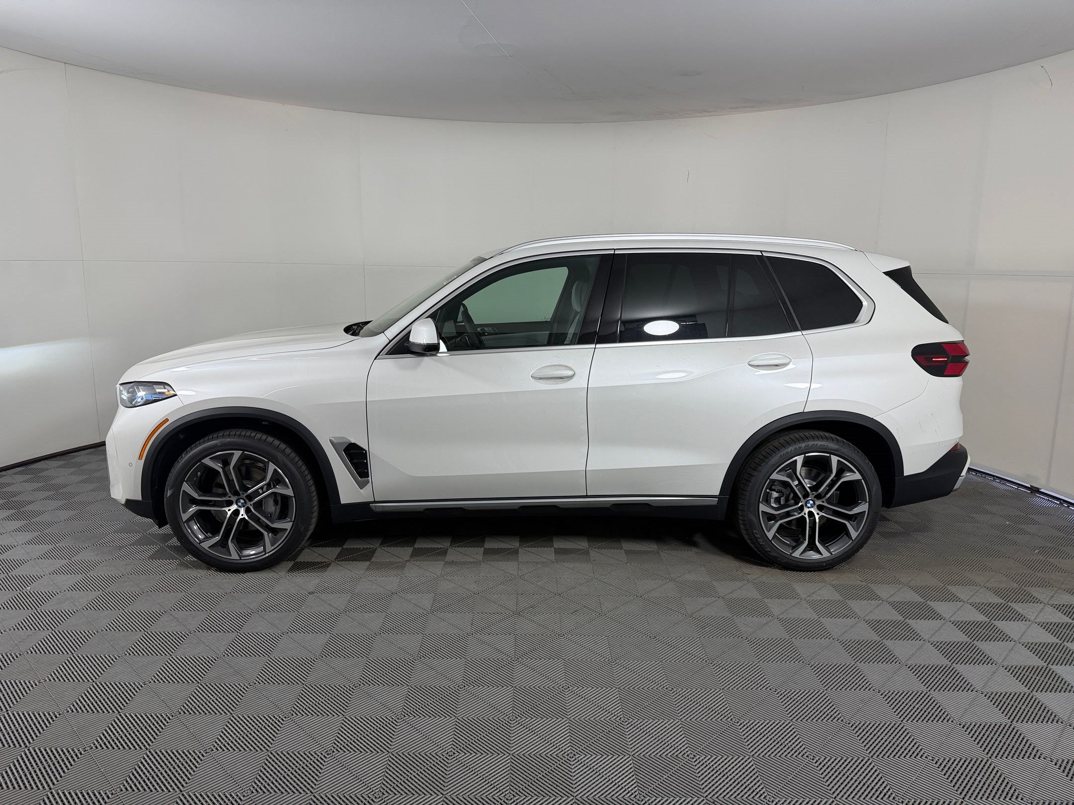 New 2026 BMW X5 sDrive40i w/ Climate Comfort Package RWD image 2