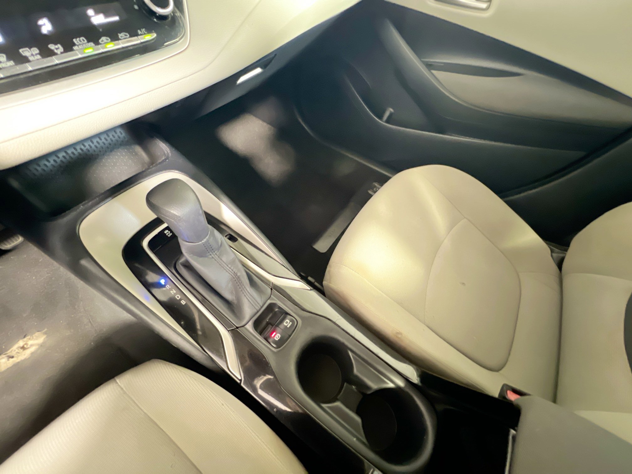 Used 2020 Toyota Corolla LE FWD image 25