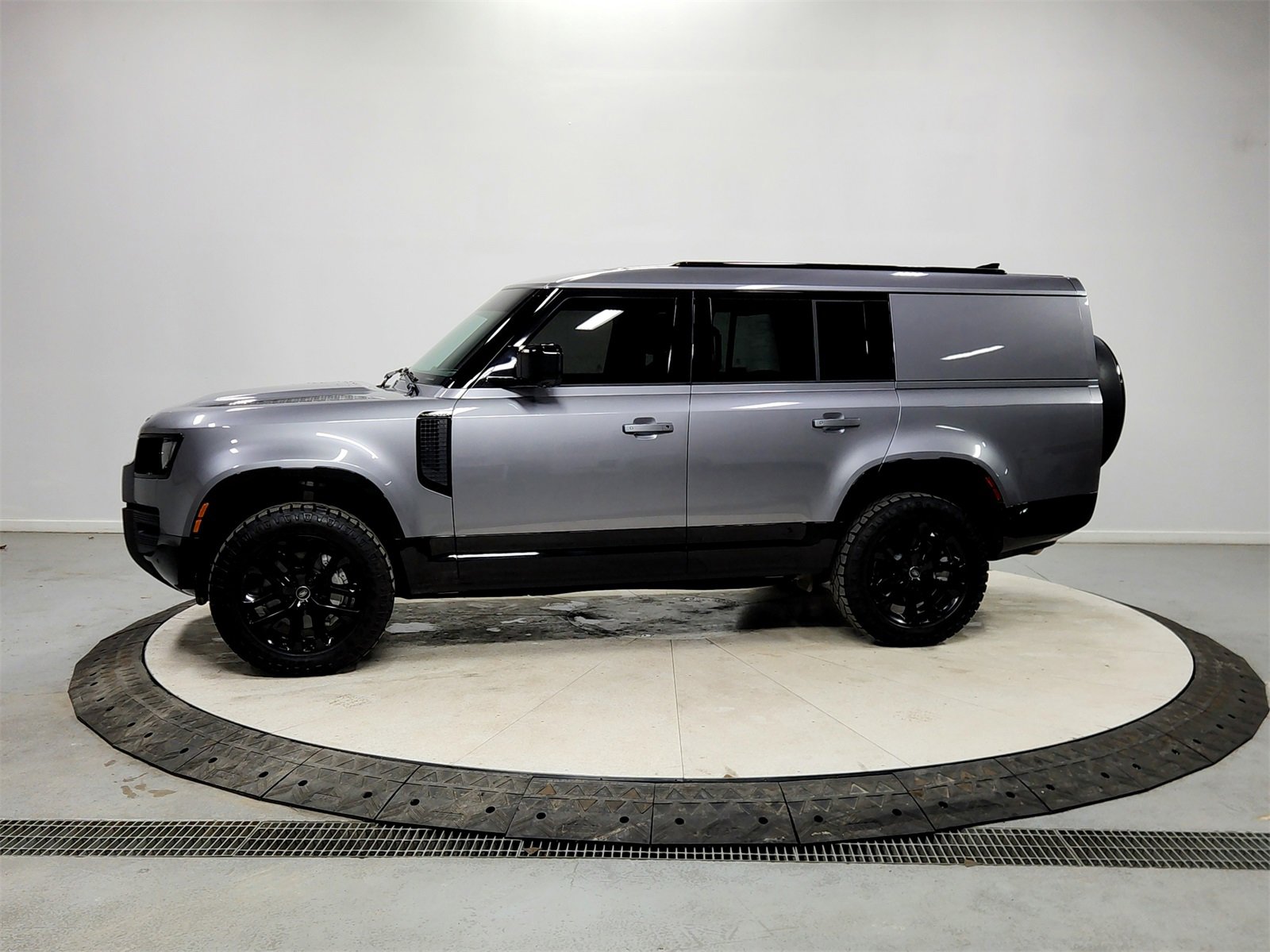 Used 2024 Land Rover Defender 130 Outbound image 4