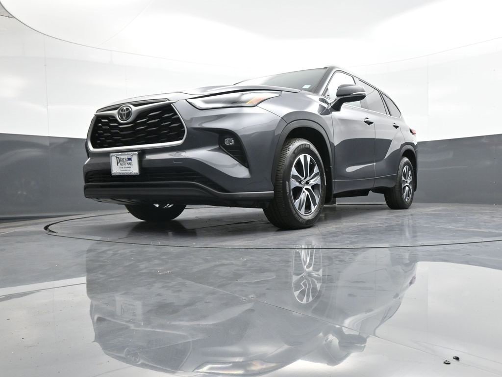 Certified 2023 Toyota Highlander XLE image 28