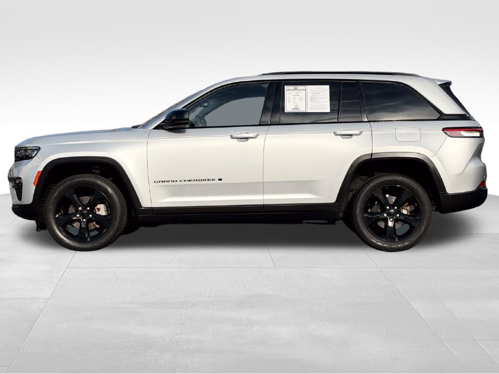 Used 2023 Jeep Grand Cherokee Limited w/ Black Appearance Package AWD/4WD image 4