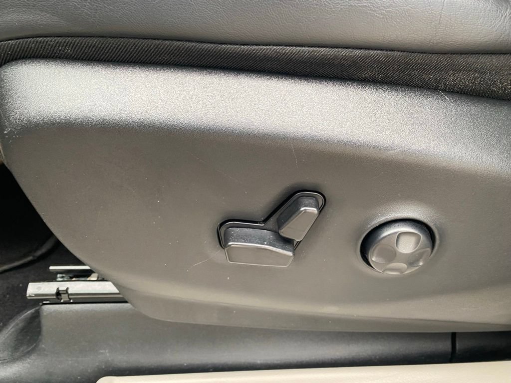 Used 2023 Chrysler Pacifica Touring-L FWD image 11