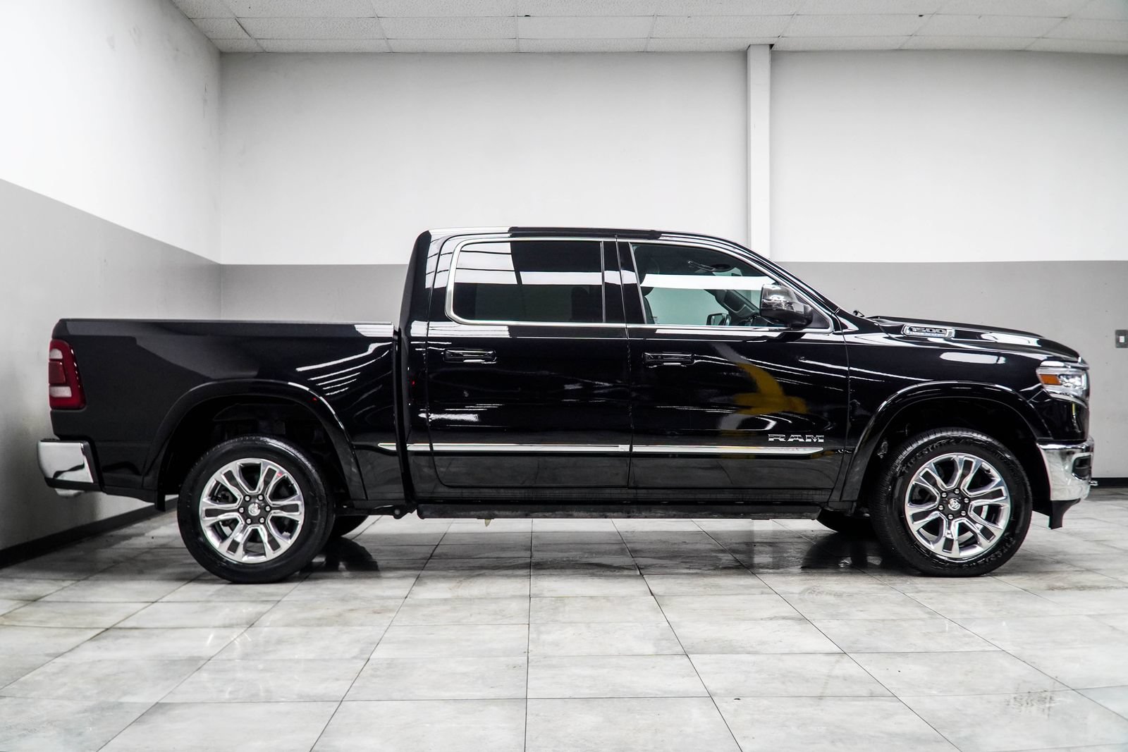 Used 2023 RAM 1500 Limited AWD/4WD image 3