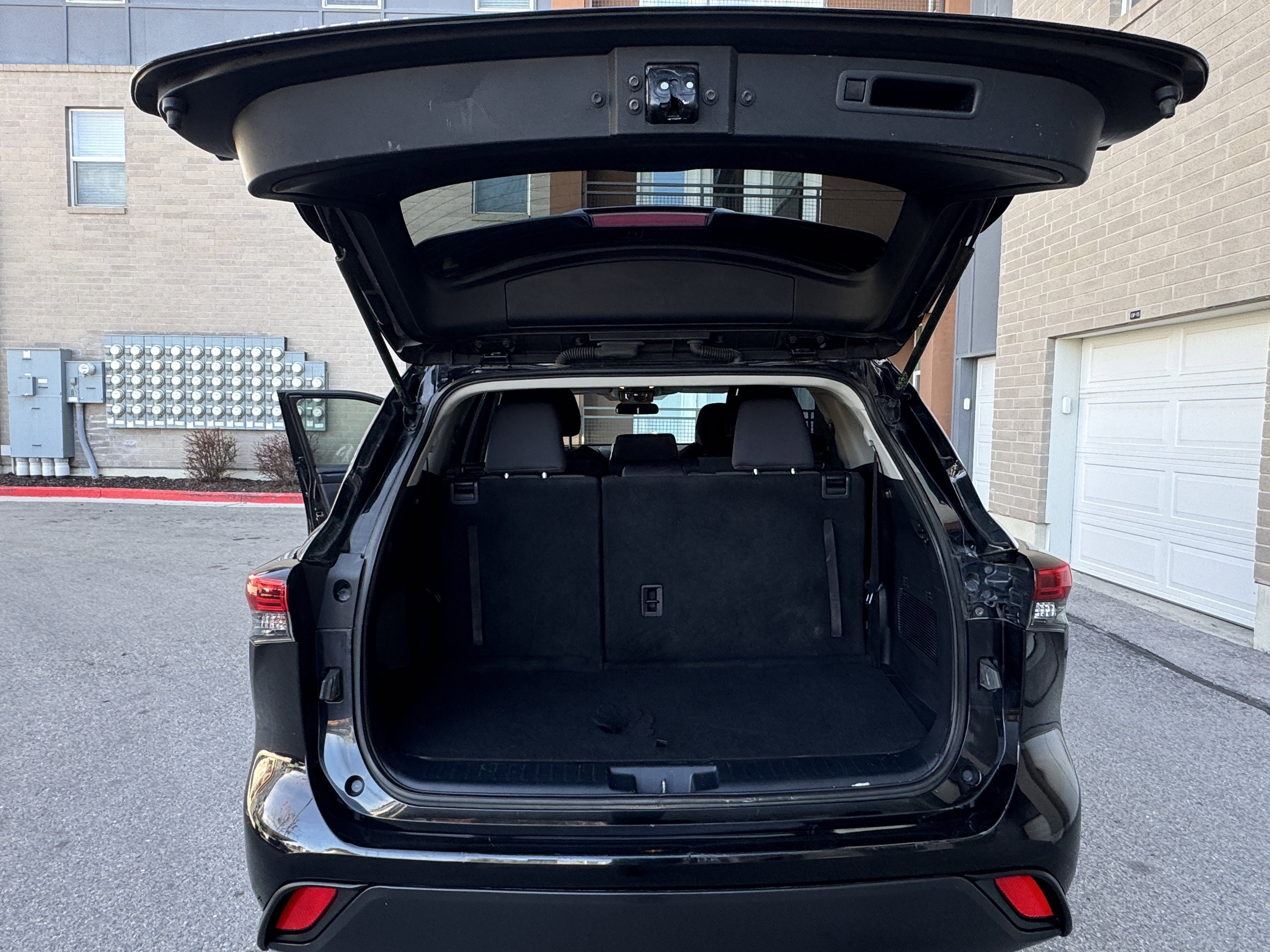 Used 2020 Toyota Highlander L image 26