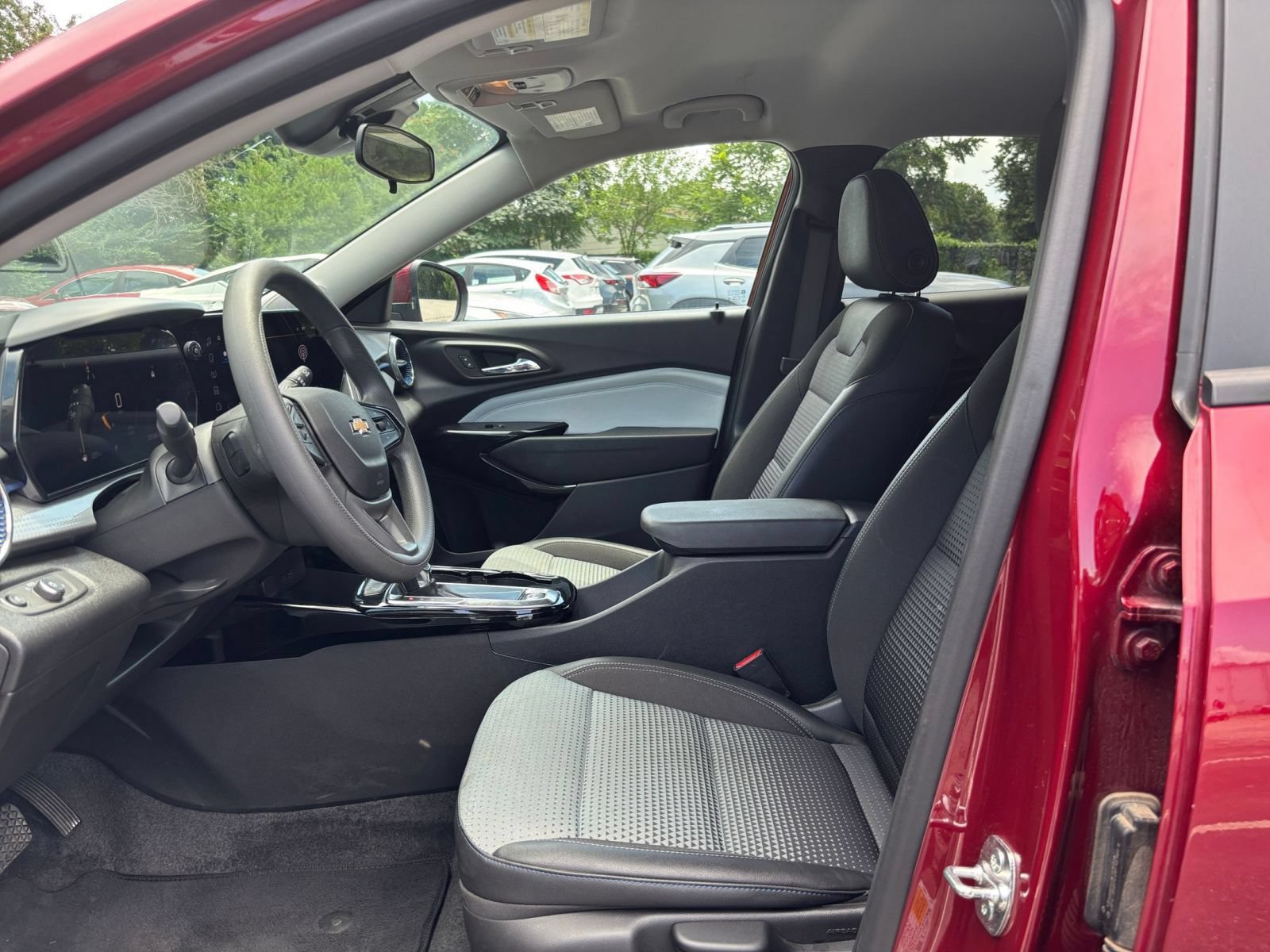 Used 2025 Chevrolet Trax LT FWD image 25