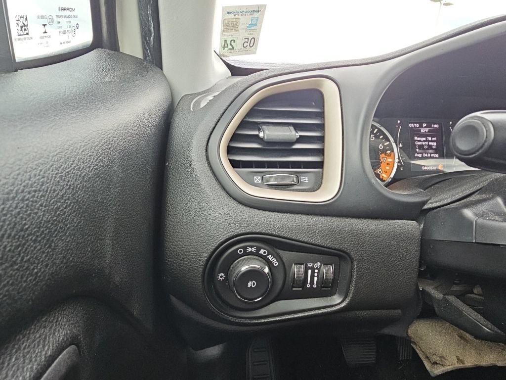Used 2016 Jeep Renegade 75th Anniversary FWD image 32